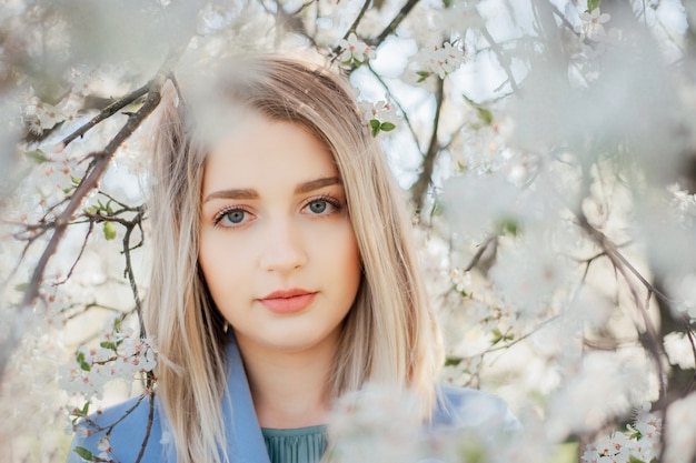 桜の庭の美しいお嬢様の屋外写真