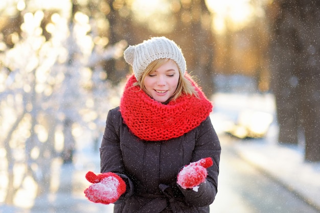 冬で楽しんでいる若い美しい女性の屋外のポートレート