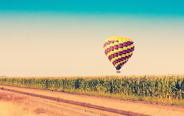 写真 外の空 人間なし 青い空の日野の風景