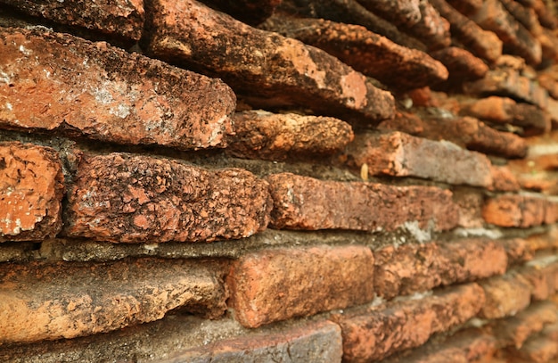 태국 아유타야의 유네스코 세계 문화 유산인 왓 프라 시 산펫 사원의 외부 벽돌 벽