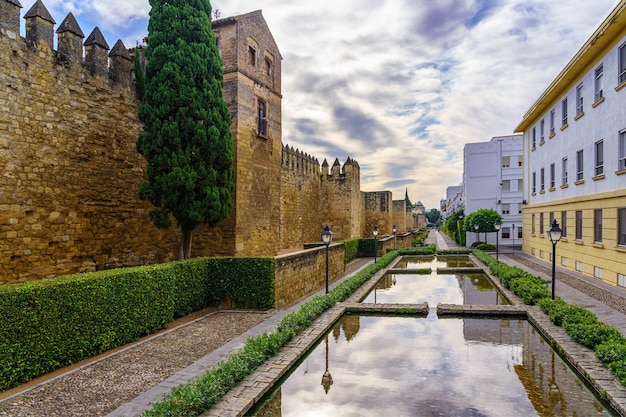 Muro esterno della città andalusa di cordoba con fontane e case colorate.