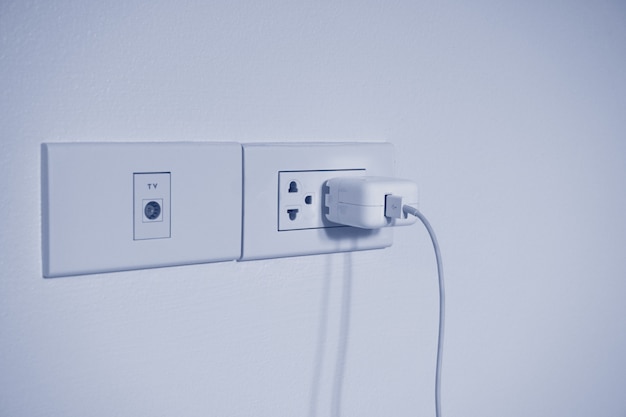 Outlet en usb-voedingsadapter, nieuw stopcontact. voor het gemak, de mobiele oplader of smartphone en tv in het concept van het moderne leven.