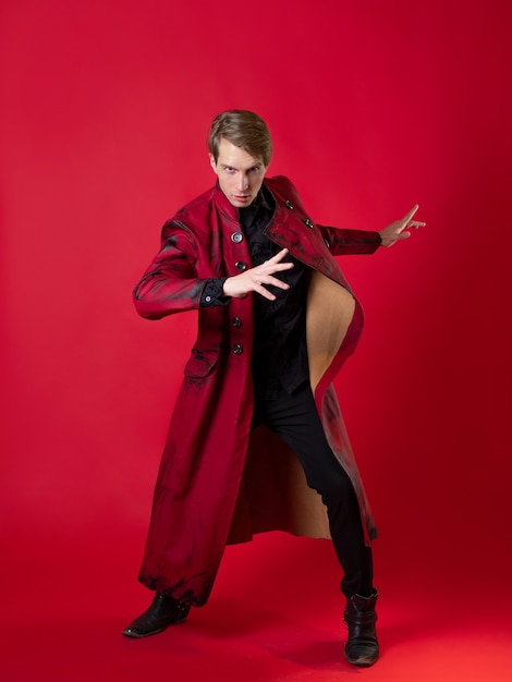 빈티지 느와르 스타일의 대담한 빨간 코트를 입은 터무니없는 청년