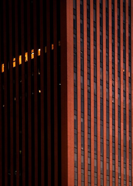 Photo an outside photo of a building at night time with one large light shining