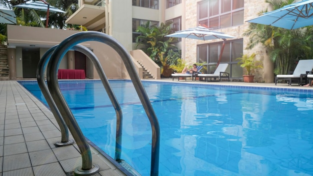 Foto piscina esterna in hotel vacanza esotica estiva di lusso