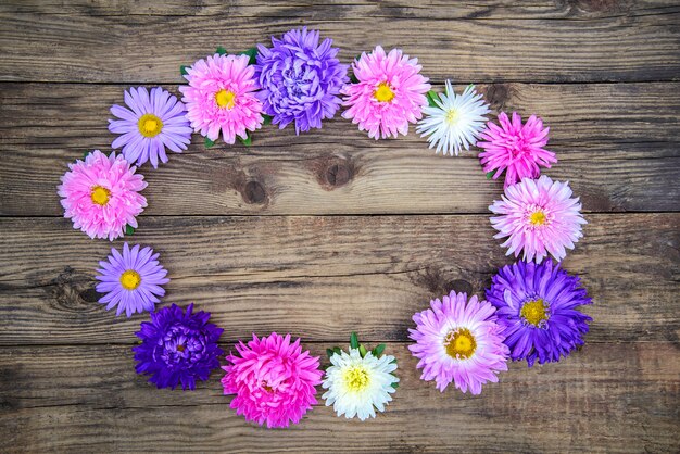 Ovaal frame van bloemen op houten achtergrond