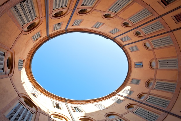 Photo oval blue sky in italian urban court