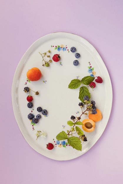 Oval frame plate with berries