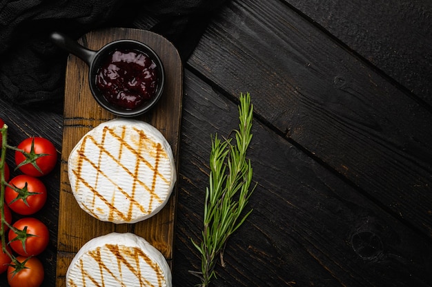 Camembert con retro del forno su sfondo nero tavolo in legno vista dall'alto piatto con spazio per la copia del testo