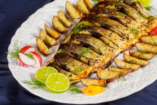 オーブンで焼いた魚のローストポテトと野菜