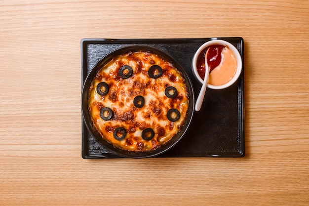 Запеченная в духовке паста Encantos с соусом и томатным соусом подается в подносе, изолированном на столе фастфуда