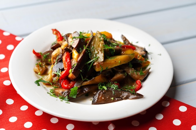 Oven gebakken groentesalade op houten achtergrond