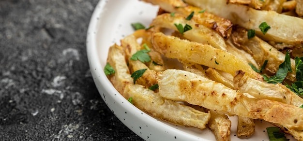 Oven geroosterde pastinaak bijgerecht op plaat Heerlijk vegetarisch ontbijt of snack Schoon eten dieet veganistisch voedsel concept Lange banner formaat bovenaanzicht