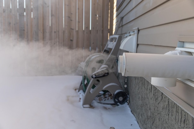 Oven Uitlaatpijp blaast stoom uit in de winter