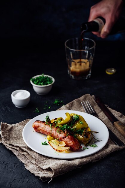 Ovengebakken varkensworst met groene paprika ui en kruiden