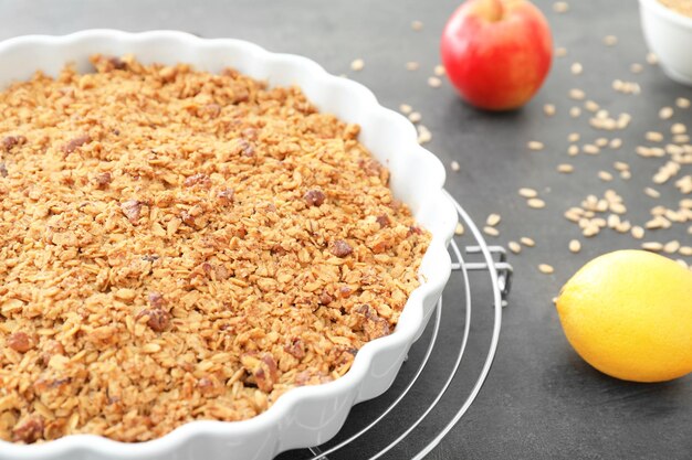 Ovenschaal met appelchips op tafel