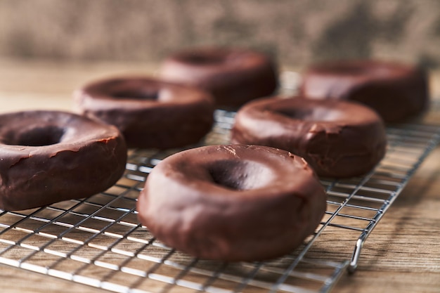 Ovenschaal met chocolade donuts op een houten ondergrond