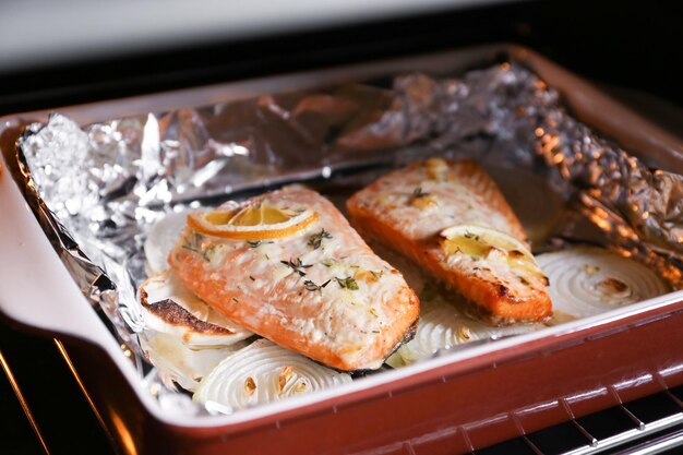 Ovenschaal met heerlijke geroosterde zalmfilet