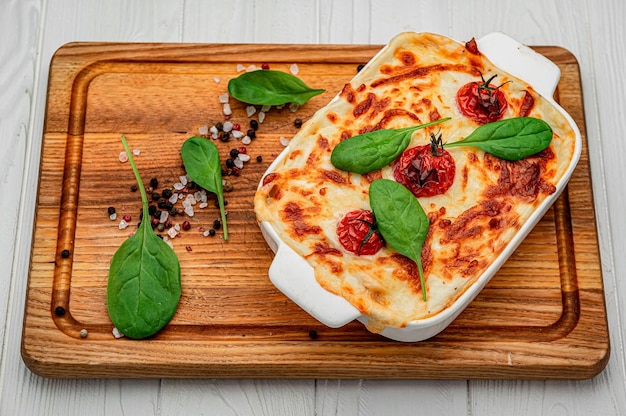 Ovenschaal met smakelijke plantaardige lasagne op houten achtergrond