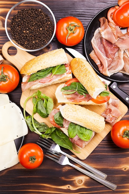 Over bovenaanzicht op gezonde heerlijke home mande sandwiches op houten tafel