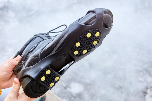 Foto over de zool van schoenen gedragen galoshes met anti-slip spijkers om te voorkomen dat ze uitglijden en een betere tractie te bieden