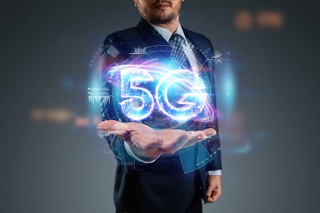 Over hand van zakenman 5G hologram, creatieve achtergrond. 5G-netwerkconcept, snel mobiel internet, nieuwe generatie netwerken. Gemengde media.
