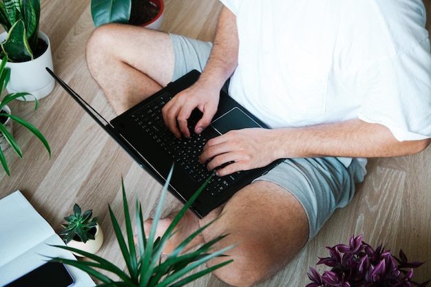 Over het hoofd werkplek met notebooks en laptop