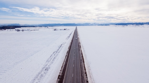 Over het landelijke veld en de weg in het winterseizoen