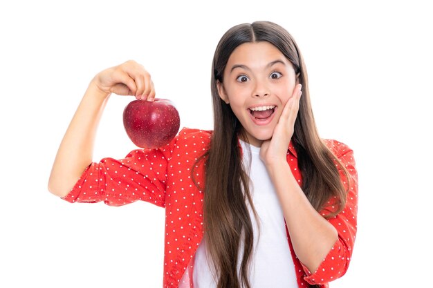 Overal lente lente fruit vol vitamines biologisch voedsel alleen natuurlijk en gezond gelukkige jeugd kind eet appel kind met fruit Portret van emotioneel verbaasd opgewonden tienermeisje
