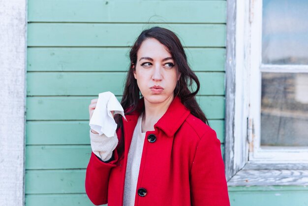 Overbelaste vrouw met een tissue in haar hand