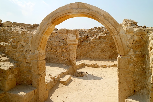 Overblijfsel van de oude boog in het fort van Bahrein, UNESCO-werelderfgoed in Manama, Bahrein