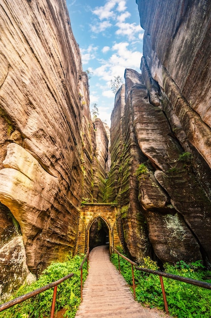 Overblijfselen van de rotsstad in Adrspach Rocks, een deel van het landschapspark AdrspachTeplice in de Broumov-hooglanden in de Tsjechische Tsjechische bergen van Bohemen