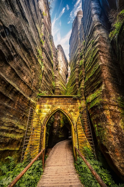 Overblijfselen van de rotsstad in Adrspach Rocks, een deel van het landschapspark AdrspachTeplice in de Broumov-hooglanden in de Tsjechische Tsjechische bergen van Bohemen