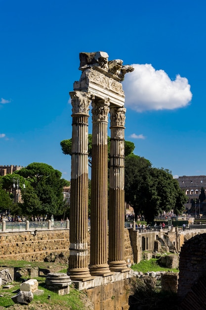 Overblijfselen van de Tempel van Vesta in het Forum Romanum in Rome, Italië