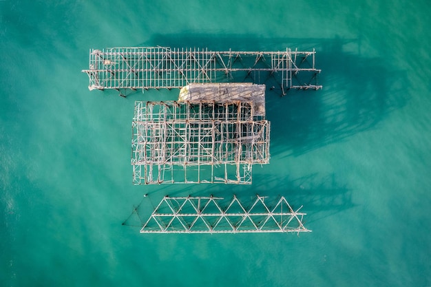 Overblijfselen van de Westpier tegen het turquoise wateroppervlak. Brighton, Engeland, Verenigd Koninkrijk.