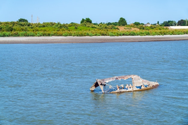 Overblijfselen van een gezonken vissersboot