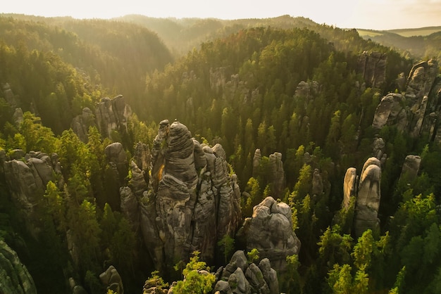 Overblijfselen van rock city in Adrspach Rocks deel van AdrspachTeplice landschapspark in Broumov Highlands regio van Tsjechië Luchtfoto Tsjechische bergen landschap