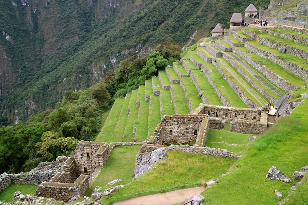 Overblijfselen van woonwijk en landbouwterrassen op de heuvel van Machu Picchu, Peru