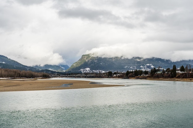 Foto nuvoloso giorno nuvoloso al fiume columbia vicino a revelstoke british columbia