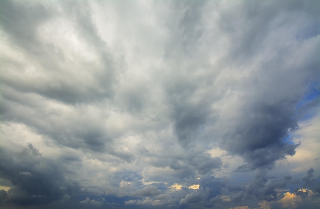 冬の日の曇りの灰色の空