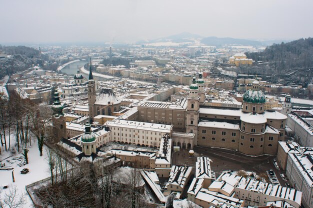 Vista nuvolosa dell'inverno salisburgo nel pomeriggio.