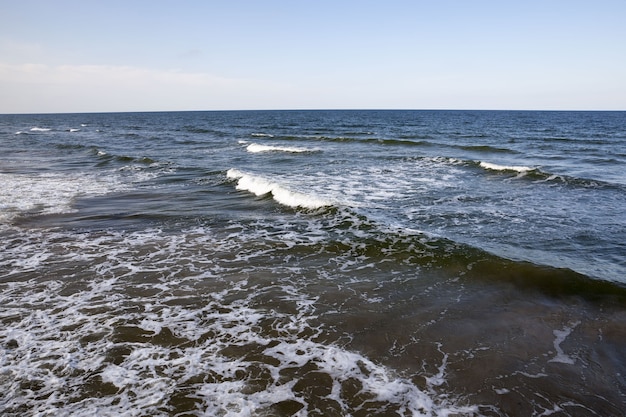 Overdag aan de Oostzeekust, koud water in de maand augustus, prachtige natuur