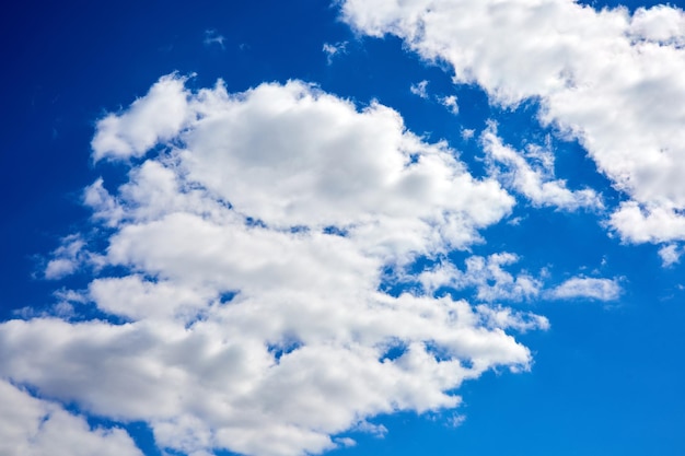 Overdag blauwe lucht met witte wolken