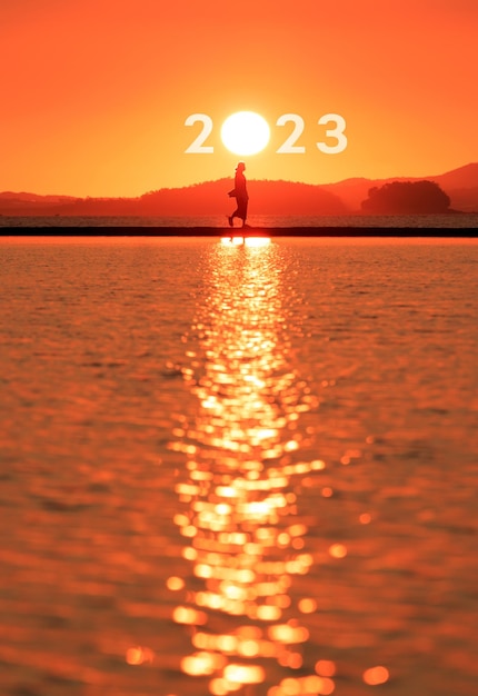 Overgang van 2022 naar 2023 Nieuwjaarsconcept inclusief tekst over de opkomende zon