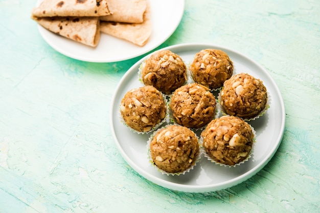 Overgebleven chapati Laddu, Churma Laddoo of Policha Ladu gemaakt met Roti, pinda's, gedroogd fruit en rietsuiker. selectieve focus