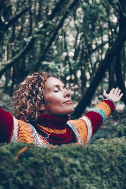 Overgelukkige jonge vrouw die haar armen uitstrekt en opent voor vreugdevolle emoties Gelukkige vrouwelijke mensen die van natuur en bomen houden in het park Groene kleur Avontuur en alternatief toerisme Milieuconcept