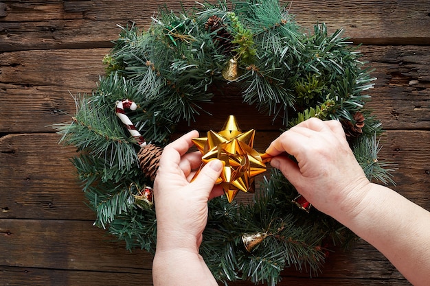 overhandigt de kroon van Kerstmis op houten achtergrond