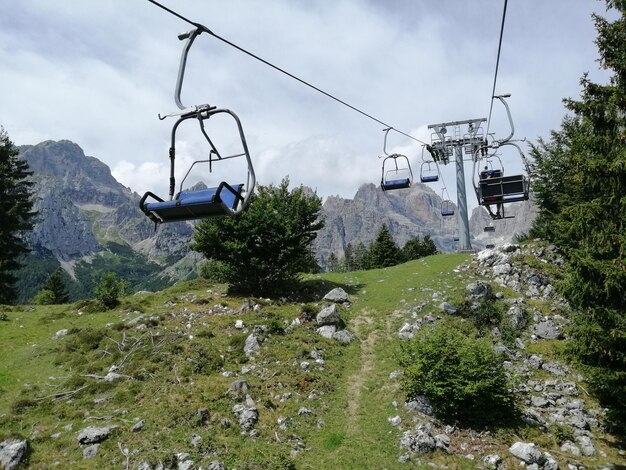 Foto telecabina a cavallo contro il cielo