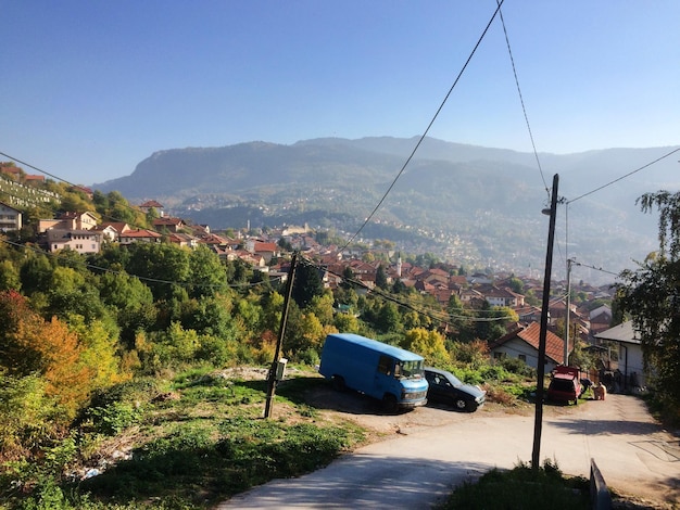 Foto teleferica sopra le montagne contro un cielo limpido