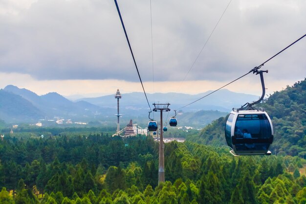 写真 天空に照らされた山を越えたヘッドケーブルカー